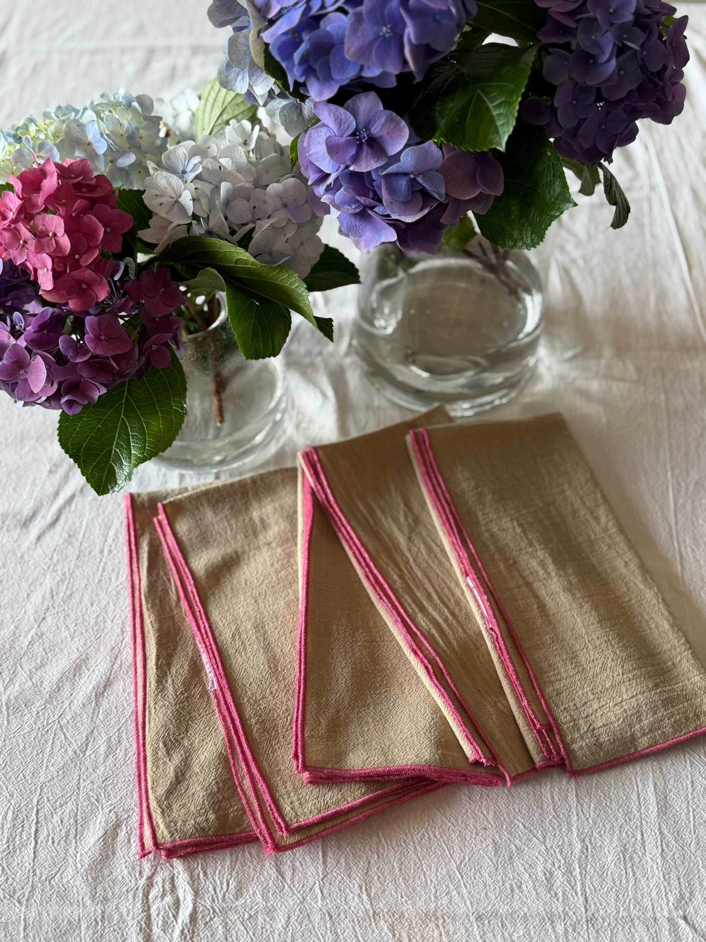 Sand napkin set with coloured trim