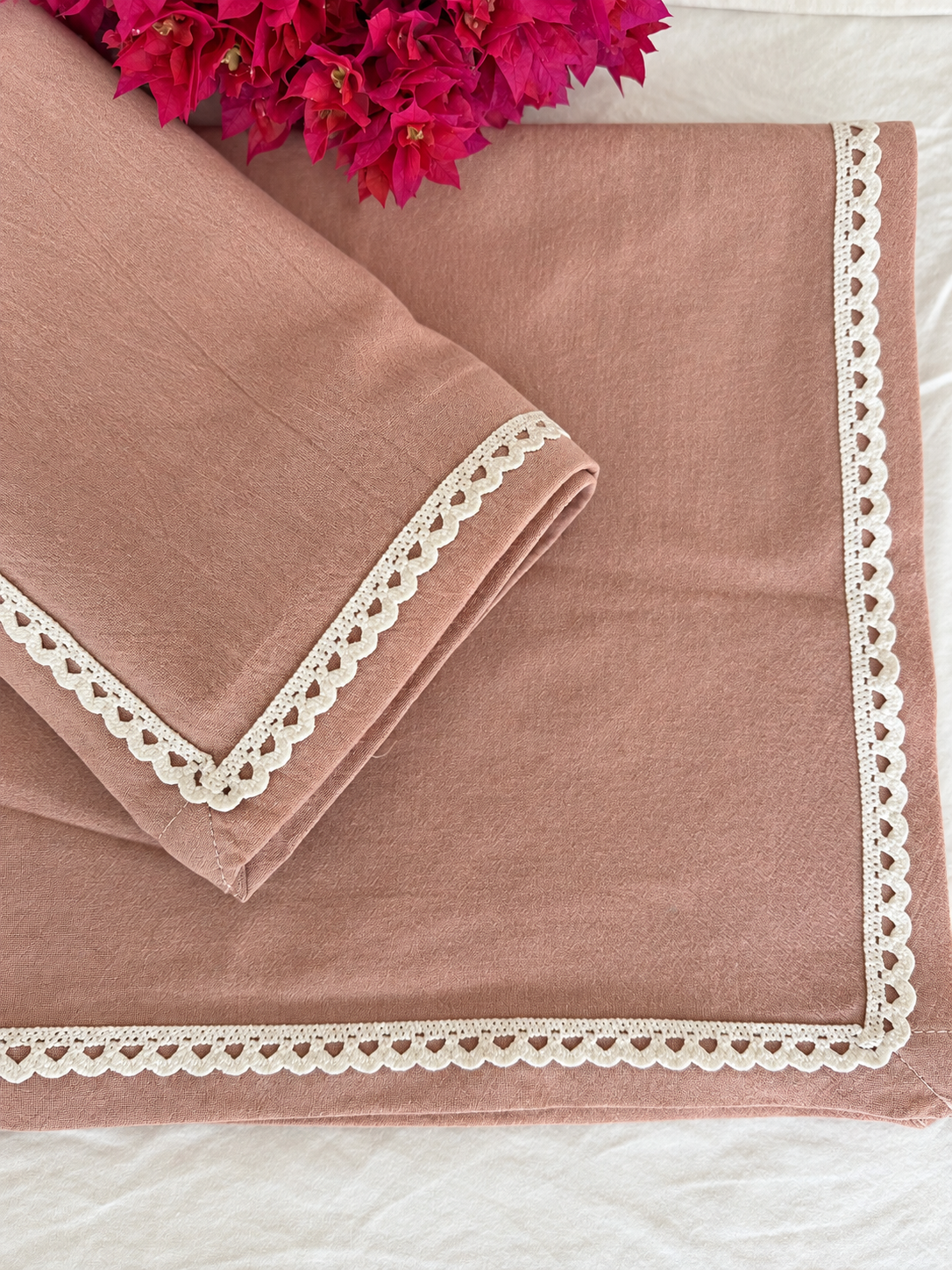 Lace trim napkin set