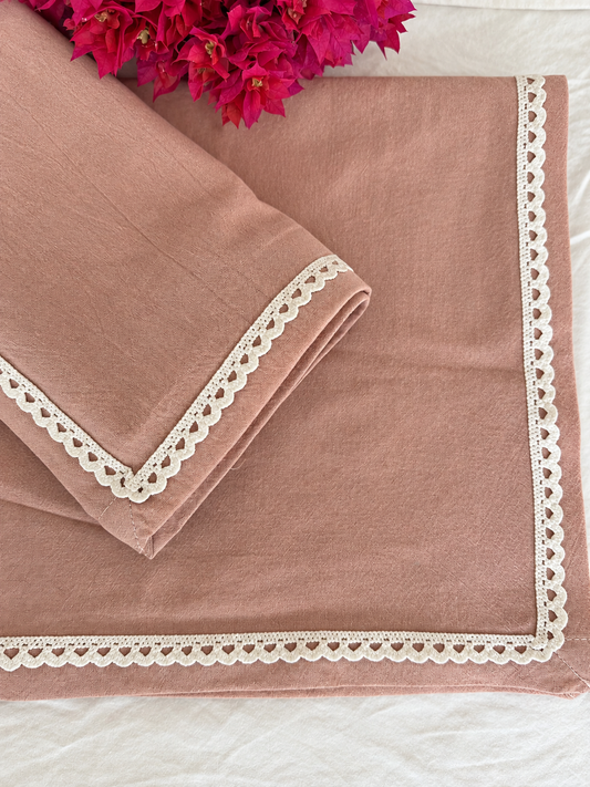 Lace trim napkin set